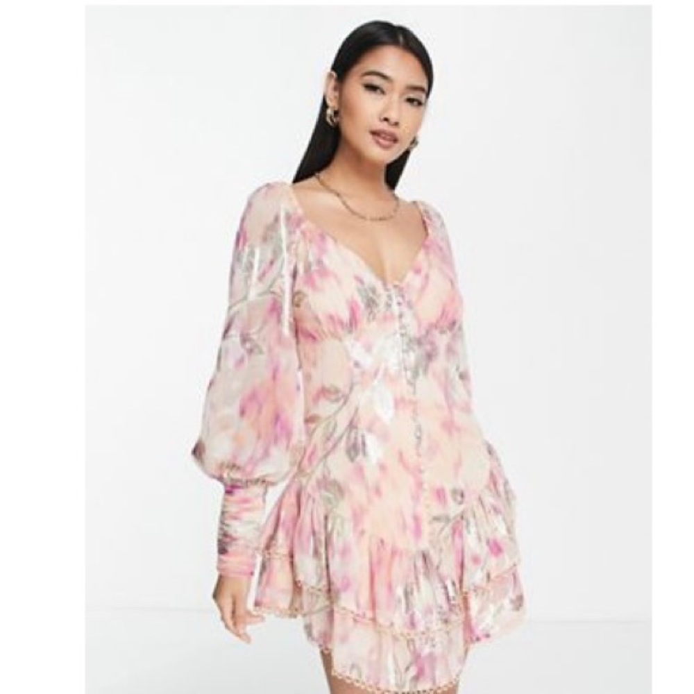 Unworn asos dress in a size US 14. I am selling it because it’s big on me.